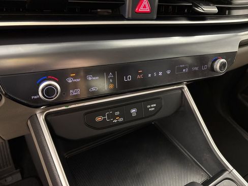 Used 2025 Kia Carnival image 33