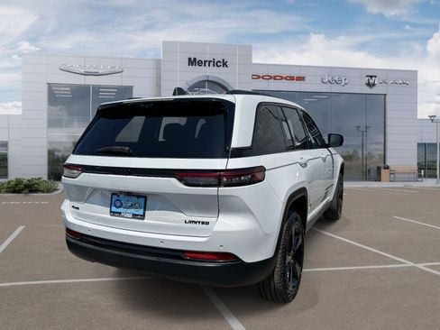 Certified 2023 Jeep Grand Cherokee Limited w/ Luxury Tech Group II AWD/4WD image 3