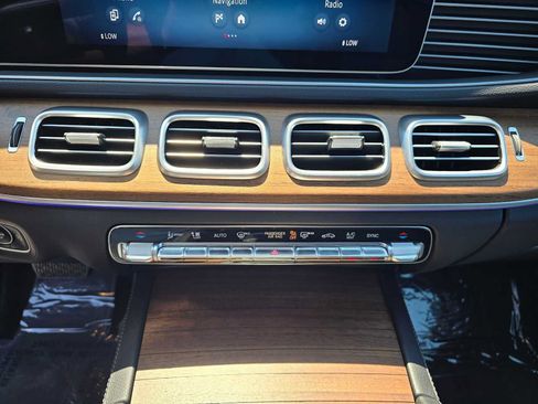 Used 2025 Mercedes-Benz GLE 450 4MATIC image 29
