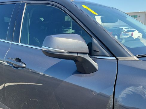 Used 2021 Toyota Highlander Limited FWD image 9