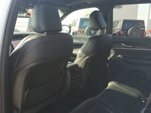 New 2025 Jeep Grand Cherokee Limited image 16