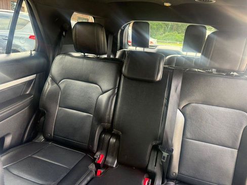Used 2017 Ford Explorer XLT w/ Equipment Group 202A FWD image 32