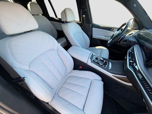 Used 2023 BMW X7 xDrive40i w/ Premium Package image 16