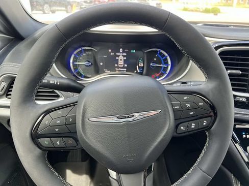 Used 2023 Chrysler Pacifica Limited w/ Uconnect Theater Family Group FWD image 24