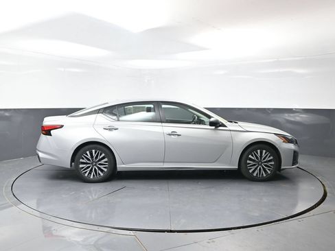 Used 2024 Nissan Altima 2.5 SV FWD image 3