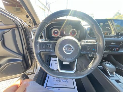 Used 2021 Nissan Rogue Platinum image 14