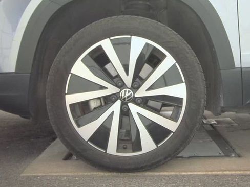 Used 2024 Volkswagen Taos SE FWD image 11