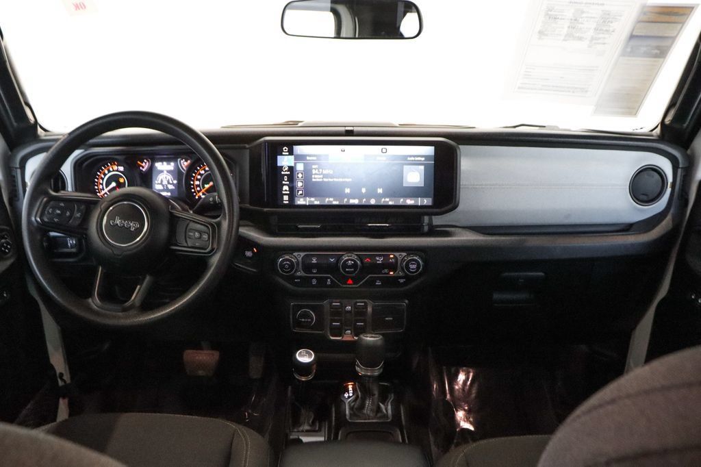 Used 2025 Jeep Gladiator Sport AWD/4WD image 24