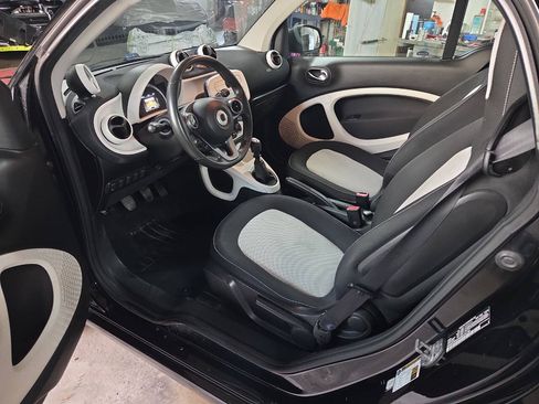 Used 2016 smart fortwo passion RWD image 10