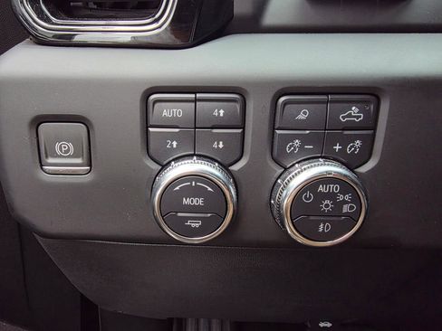 Used 2024 GMC Sierra 1500 AT4 w/ Technology Package AWD/4WD image 13