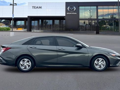 Used 2024 Hyundai Elantra SE image 3