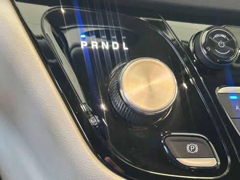 Used 2023 Chrysler Voyager LX image 16