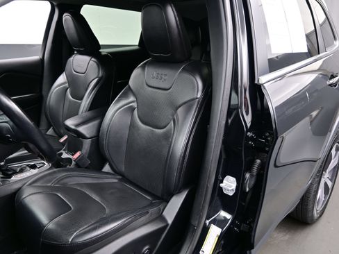 Used 2019 Jeep Cherokee Limited w/ Luxury Group AWD/4WD image 12
