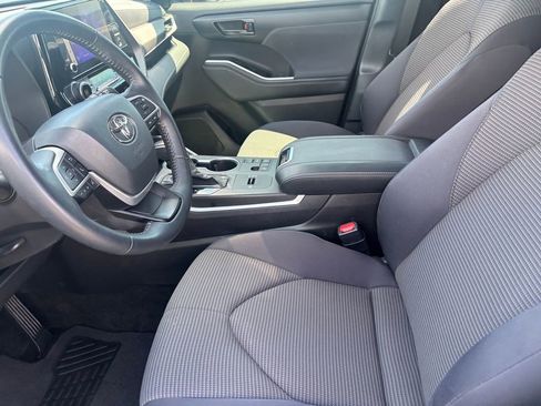 Used 2025 Toyota Highlander LE FWD image 9