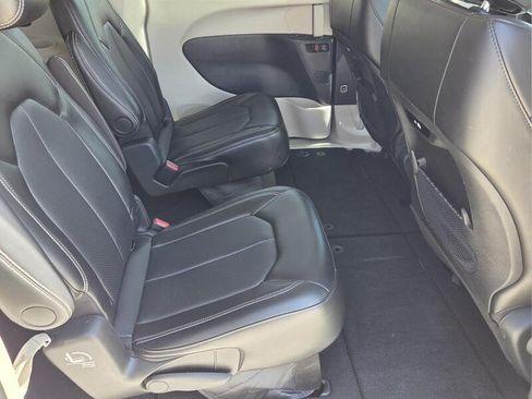 Certified 2024 Chrysler Pacifica Touring-L FWD image 17