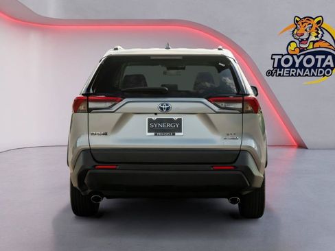 Used 2022 Toyota RAV4 XLE Premium AWD/4WD image 7