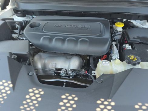 Used 2019 Jeep Cherokee Latitude Plus w/ Cold Weather Group AWD/4WD image 8