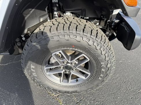 New 2026 Jeep Gladiator Mojave w/ Technology Group AWD/4WD image 5