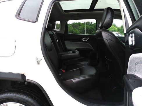 Used 2022 Jeep Compass Latitude w/ Sun and Sound Group AWD/4WD image 28