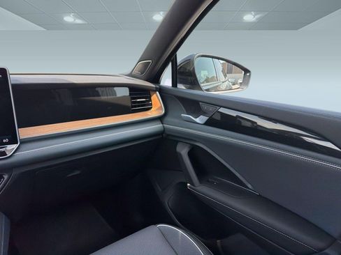 Used 2025 Volkswagen Tiguan SEL R-Line AWD/4WD image 30
