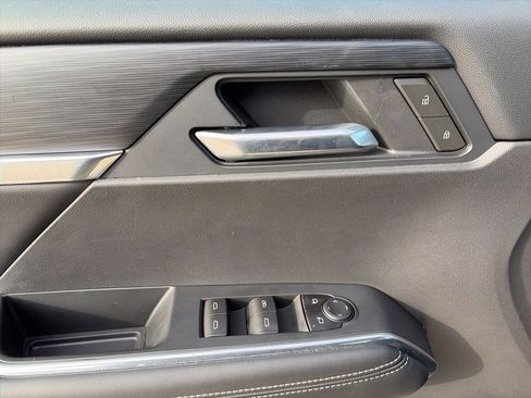 Used 2025 GMC Acadia Elevation image 17