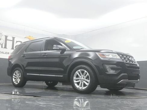 Used 2017 Ford Explorer XLT FWD image 2