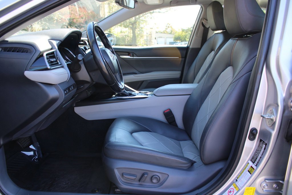 Used 2019 Toyota Camry XLE w/ Navigation Package FWD image 9