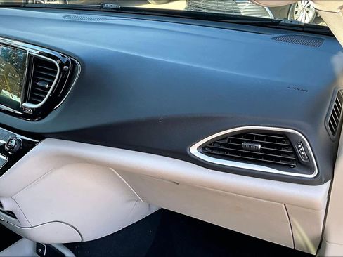 Certified 2024 Chrysler Pacifica Touring-L image 18