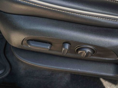 Used 2023 Chevrolet Traverse Premier FWD image 24