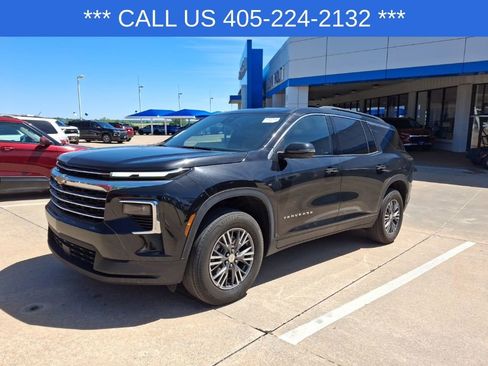 Used 2025 Chevrolet Traverse LT FWD image 1