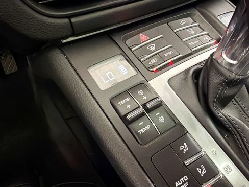 Certified 2020 Porsche Macan AWD/4WD image 17