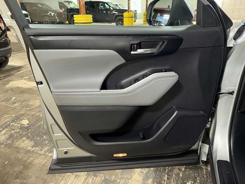 Used 2021 Toyota Highlander XLE AWD/4WD image 31