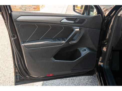 Used 2022 Volkswagen Tiguan SE w/ Panoramic Sunroof Package AWD/4WD image 8
