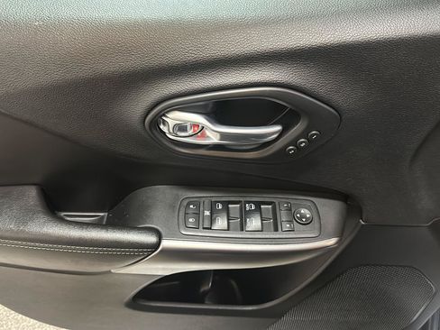 Used 2019 Jeep Cherokee Limited w/ Luxury Group AWD/4WD image 17