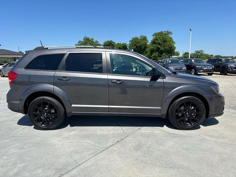 Used 2019 Dodge Journey SE w/ Blacktop Package FWD image 3