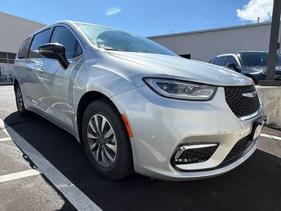 Used 2024 Chrysler Pacifica Limited