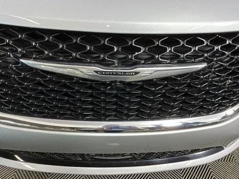 Used 2024 Chrysler Pacifica Touring-L FWD image 8
