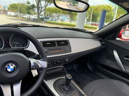 Used 2005 BMW Z4 2.5i image 12
