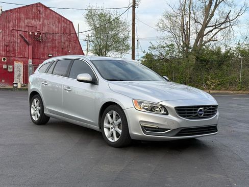 Used 2017 Volvo V60 T5 Premier w/ Convenience Package image 2