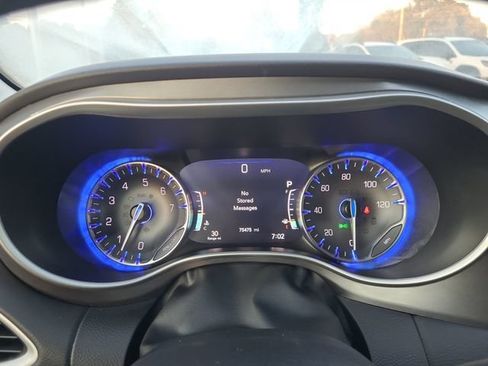 Used 2024 Chrysler Pacifica Touring-L FWD image 33