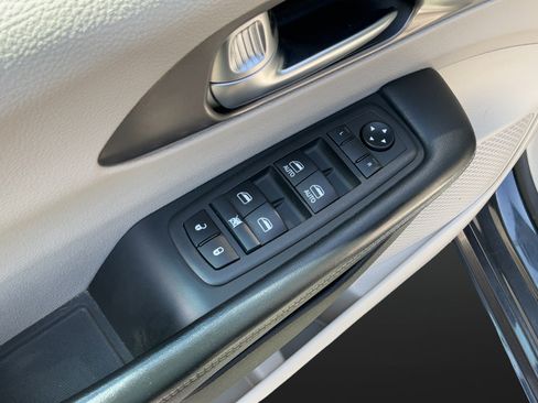 Used 2021 Chrysler Pacifica Touring-L FWD image 31