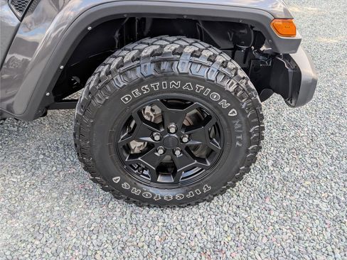 Used 2021 Jeep Gladiator Willys image 6