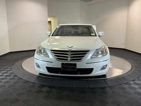 Used 2010 Hyundai Genesis 4.6 w/ Technology Pkg 5 RWD image 2