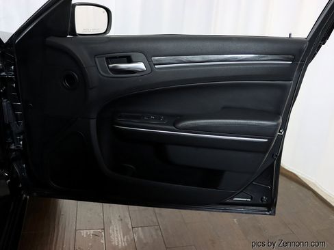 Used 2018 Chrysler 300 Touring image 32