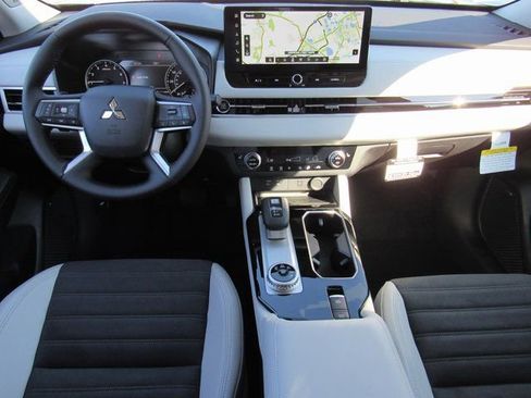 New 2025 Mitsubishi Outlander SE image 9