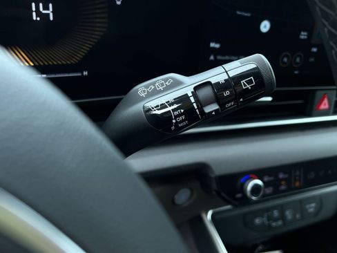 Used 2025 Kia Carnival EX FWD image 36