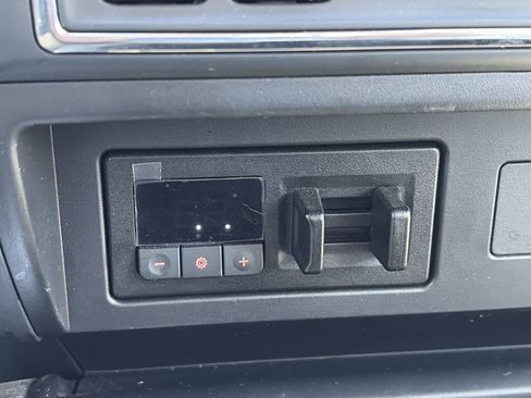 Used 2024 Nissan Titan SV w/ SV Convenience Package image 18