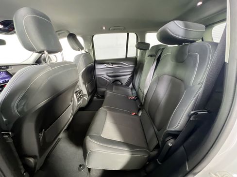 Used 2023 Jeep Grand Cherokee Laredo w/ Luxury Tech Group I image 23