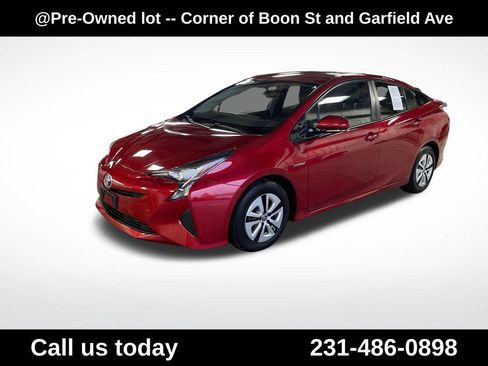 Used 2016 Toyota Prius Four FWD image 1