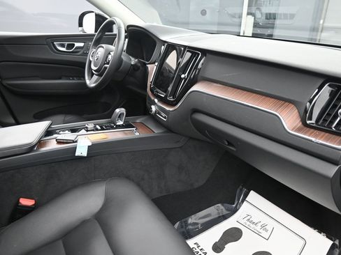 Used 2023 Volvo XC60 B5 Plus image 42